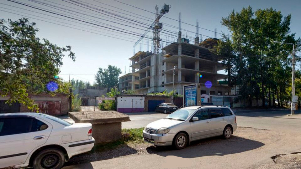     Дом строится напротив бывшей проходной Телевизорного завода, у небольшого сквера и автомойки на пр. Свободном