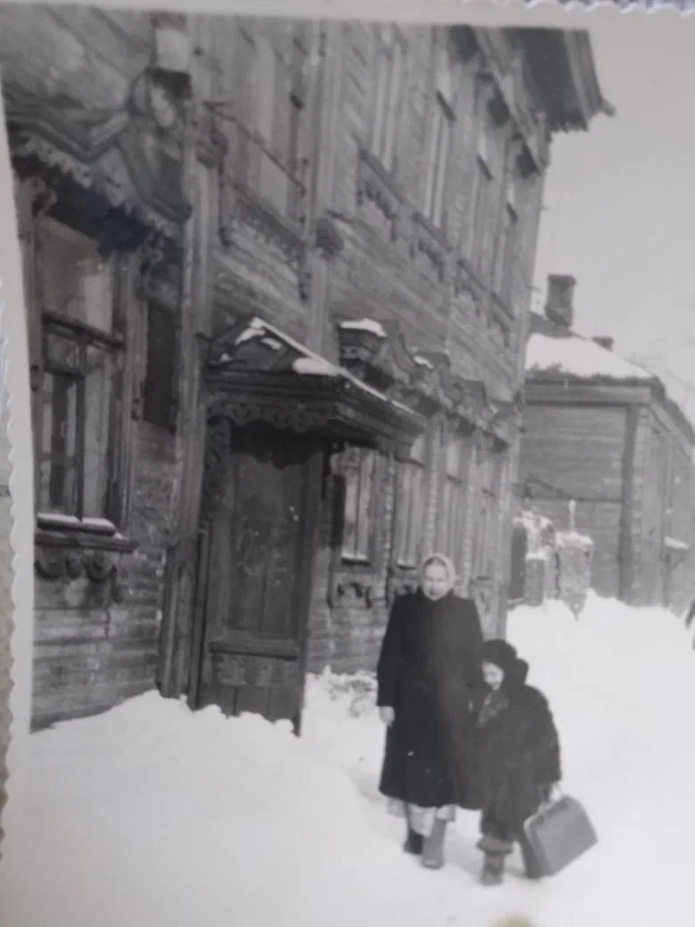 Возле нашего дома на улице Сокольническая слободка, 1951 год. На этой фотографии моя мама и её племянница, дочь родного брата. Из архива Наталии Васильевой.