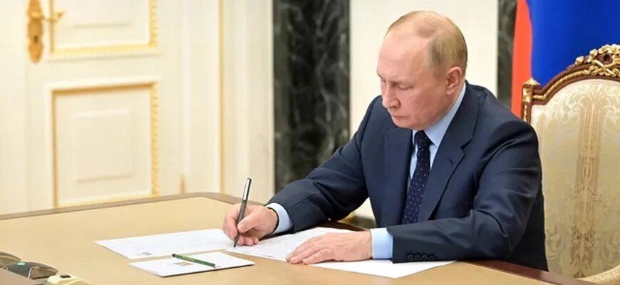 Владимир Путин поручил выплатить по 10 тысяч рублей родителям учеников с освобожденных территорий в ходе военной операции © Павел Быркин / РИА Новости