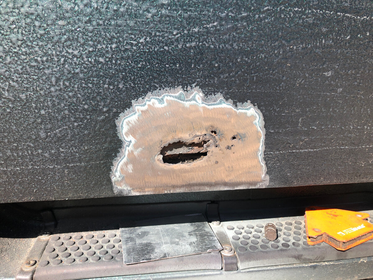 Машина постояла зимой в сыром, неотапливаемом гараже (ремонтировал мотор). Дверь снаружи была покрыта эпоксидным грунтом, антигравием, краской и лаком. Внутри вибра и шумка, антикор на масляной основе, который порой вспыхивал при сварке. Металл сгнил вероятно изнутри.