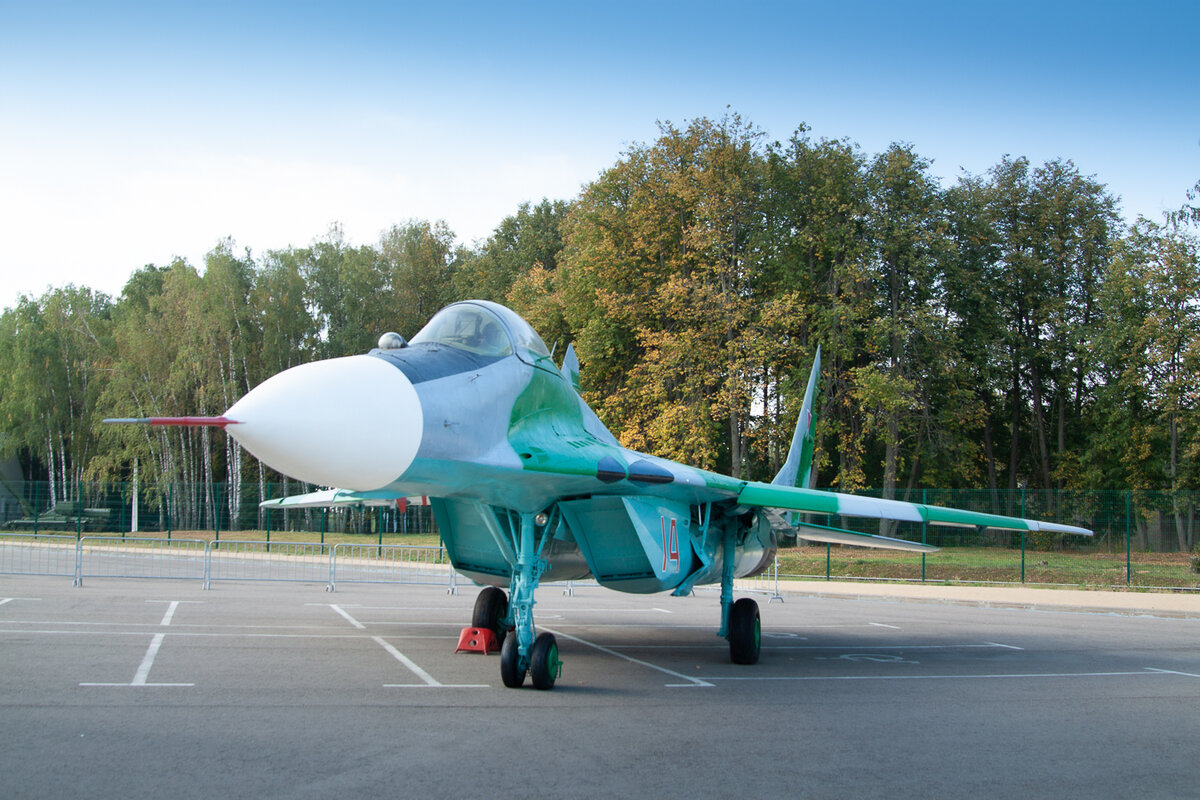 Представленный экспонат МиГ-29 (серия 9-12) построен в июне 1984 г. Эксплуатировался в частях ВВС: 234 иап (Кубинка) – 1984-1988 гг; 92 иап (Мукачево) – 1988-1989 гг; 343 ииап (Багай-Барановка) –1989-1998 гг, после расформирования полка сдан на 4020 БРС (Липецк-2). С мая 2001 г. – на 121 АРЗ (Кубинка). Передан в парк «Патриот» в январе 2016 г.