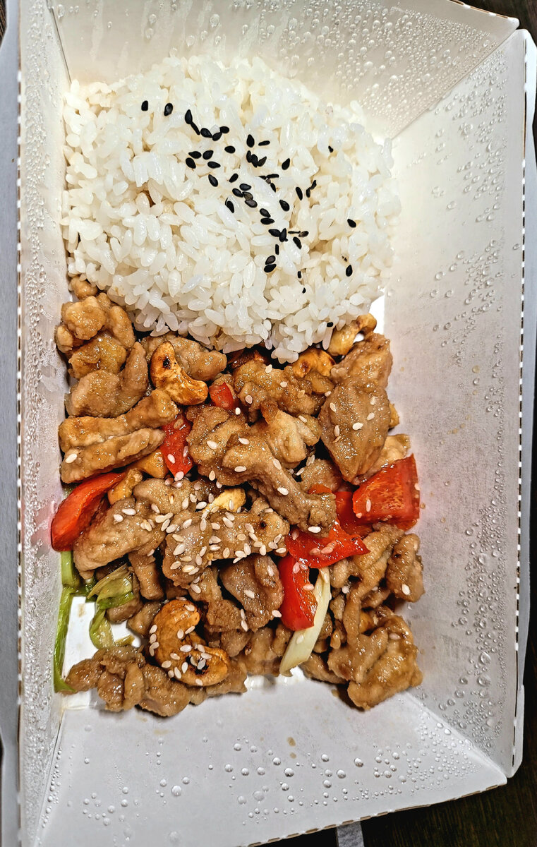 Курица с кешью 390р 