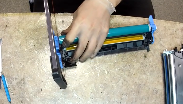 Фото 18. Вытаскиваем спиленный фотобарабан