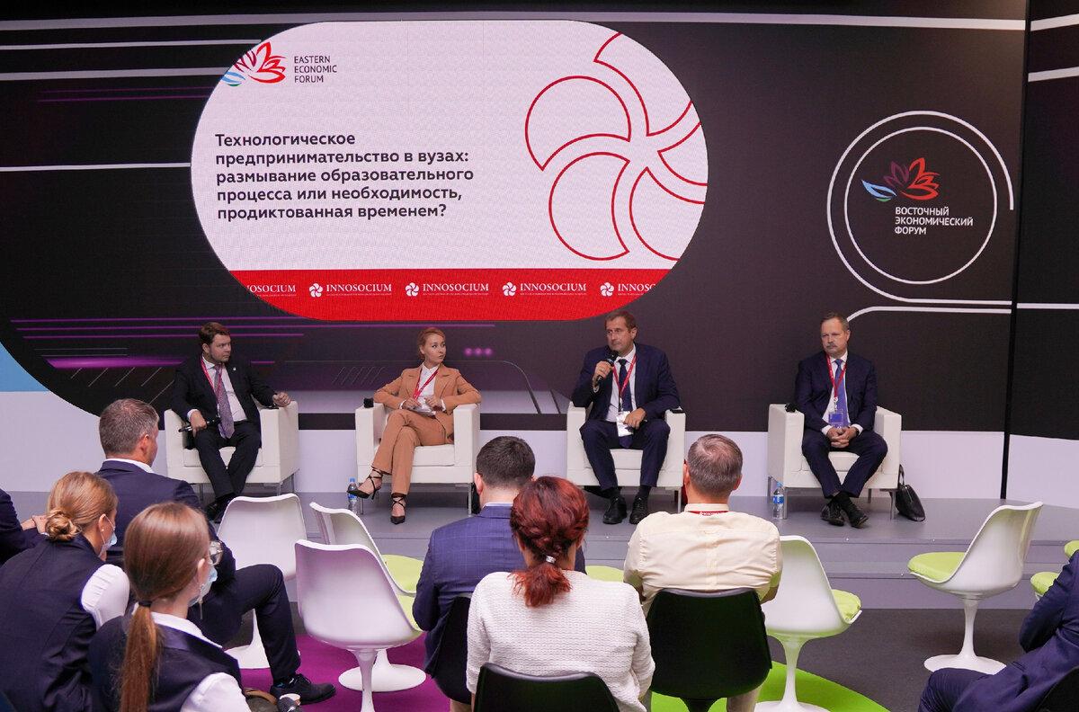 На фото (слева направо): Вячеслав Шоптенко — директор Института организационного развития и стратегических инициатив РАНХиГС; Екатерина Иванилова — начальник отдела стратегических коммуникаций РЭУ имени Г.В. Плеханова; Артем Мальгин — проректор по развитию МГИМО МИД России; Михаил Гордин— и.о. ректора МГТУ им. Н.Э. Баумана