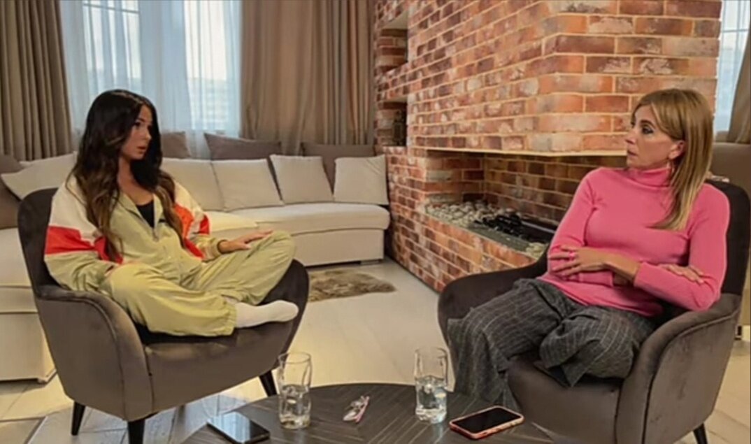 Кадр из интервью, где Нюша призналась, что пережила измену. Источник: https://www.youtube.com/watch?v=lk-QfwdYkIc