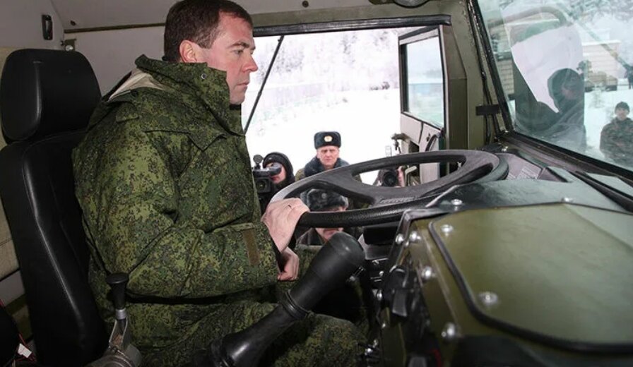 Водителю военного автомобиля. Военный водитель. Военный водитель в армии. Солдат водитель. Военный КАМАЗ С водителем.