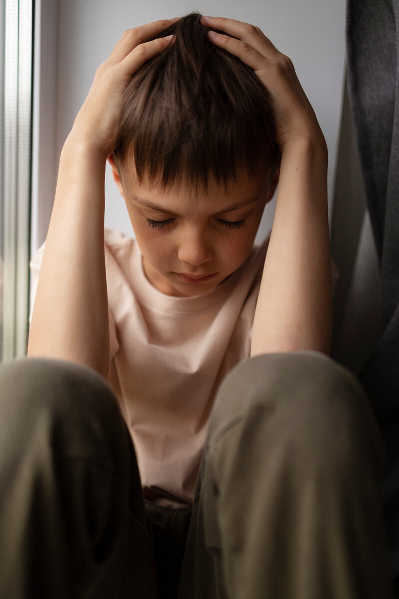 Изображение от <a href="https://ru.freepik.com/free-photo/close-up-on-sad-boy-portrait_30588651.htm#query=%D0%BC%D0%B0%D0%BB%D1%8C%D1%87%D0%B8%D0%BA%20%D0%B3%D1%80%D1%83%D1%81%D1%82%D0%BD%D1%8B%D0%B9&position=46&from_view=search">Freepik</a>