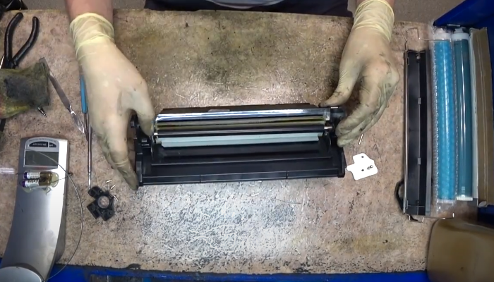 Фото 67. Проверяем, как ложится тонер на магнитном ролике. Для этого прокручиваем магнитный ролик за шестерню