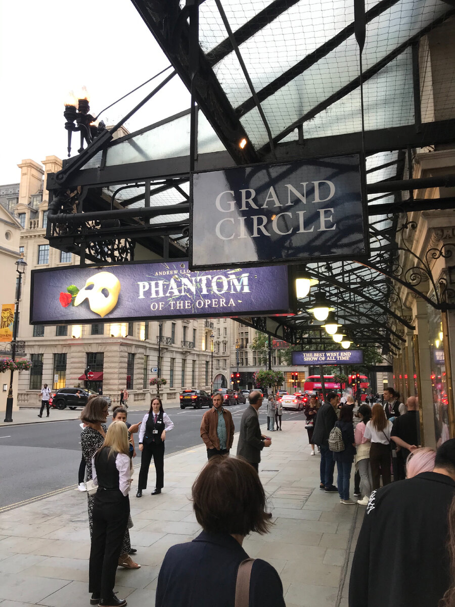 Перед театром. Фотография из личного архива. 