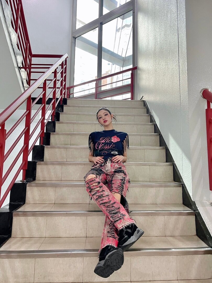 Юа из OH MY GIRL во время промо. Фото взято из интернета.