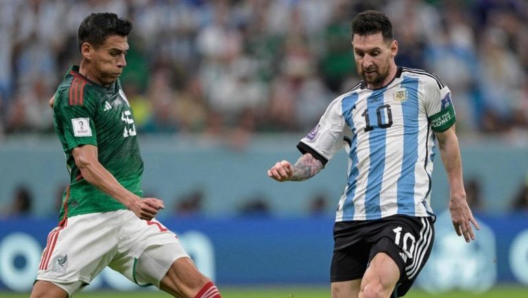    Эктор Морено и Лионель Месси.