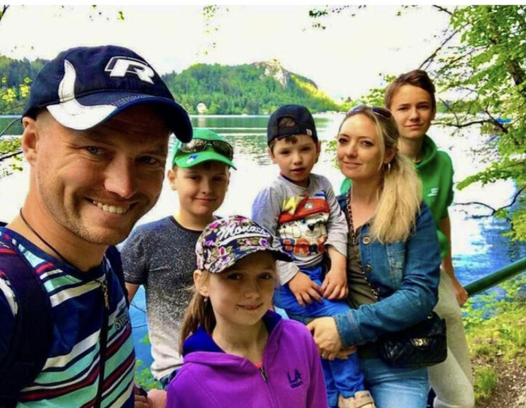 Роман и Светлана Мальковы с детьми, фото: tvcentr.ru