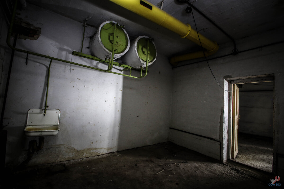 Бомбоубежище в частном доме. Бомбоубежище в жилых домах. Бомбоубежище в жилых домах. Бомбоубежище в жилых домах. Подвал бомбоубежища в жилых домах.