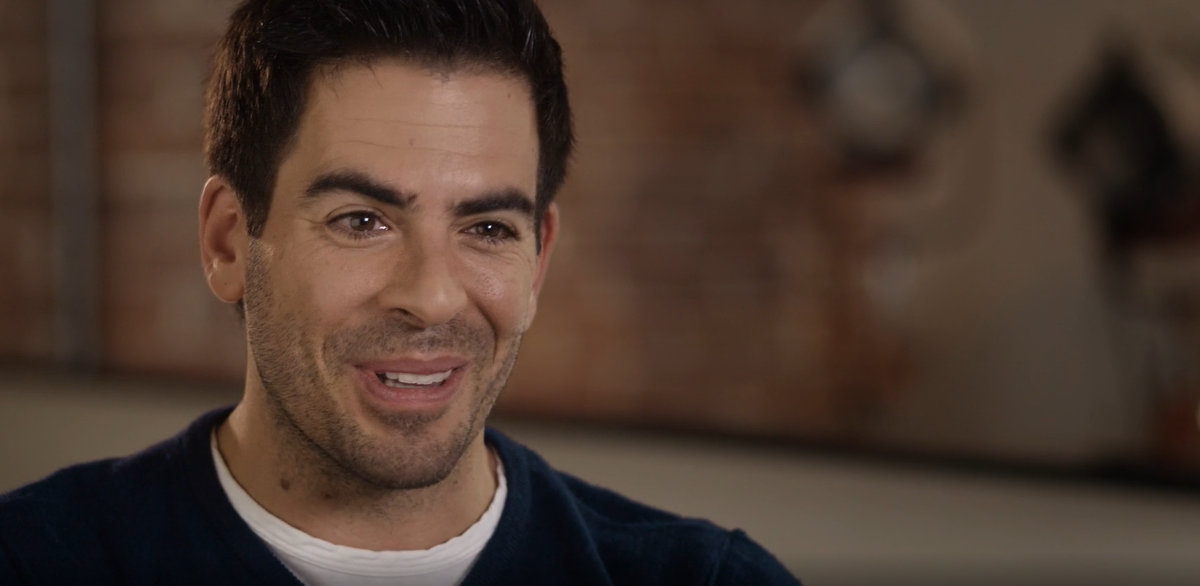 "Квентин доверил мне самую героическую роль, я должен был выйти из тоннеля. Он сказал: - "Тебя к этому Брэд Питт и Гитлер готовили! Это твой звездный час. Я нашел самый лучший тоннель, ты обстучишь его битой, а потом выйдешь". Я взял несколько гантелей, боксерскую грушу, чтобы тренироваться, отжиматься, пока Брэд играет, - я должен был выглядеть, как зверюга. И Квентин все время откладывал эту сцену. Съемочный день закончился, а до меня дело так и не дошло. Я сидел в гриме, готовый ринуться в бой: качалка ночью, качалка утром, полная боевая готовность... Квентин мучил меня четыре дня, и я реально стал похож на зверя в клетке. Когда я вышел из тоннеля с битой, я был готов на 100 процентов и просто обрушился на этот манекен со всей дури". Элай Рот, сценарист, режиссер, актер