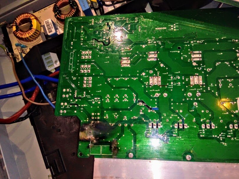 При попадании воды под варочную панель, может перегореть силовая плата