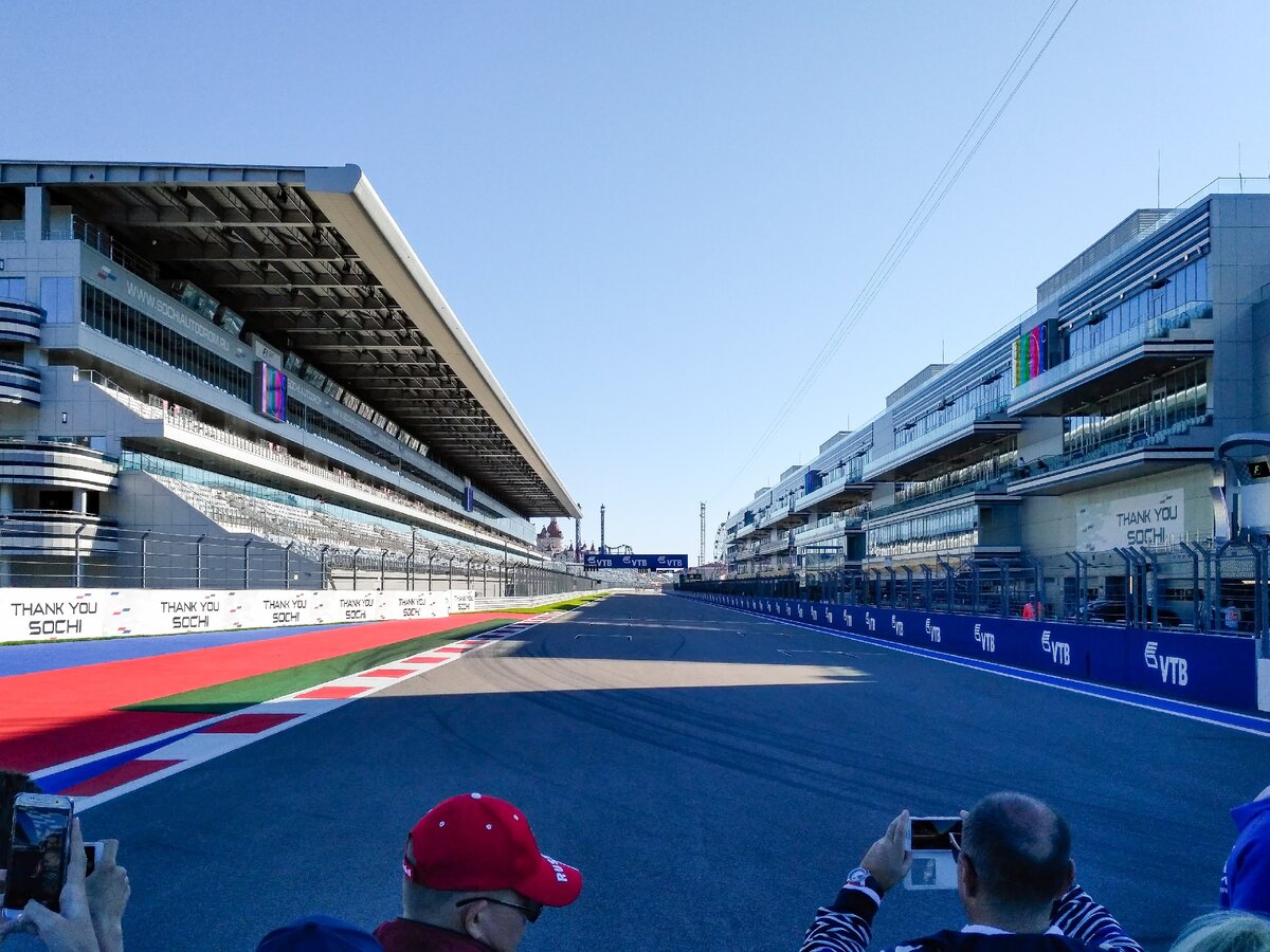 Выход на стартовую прямую Сочи Автодрома.