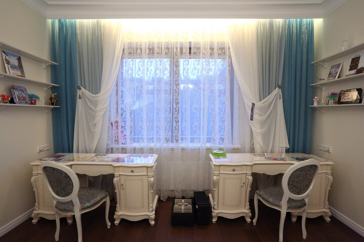 Рабочая зону для двух детей у окна