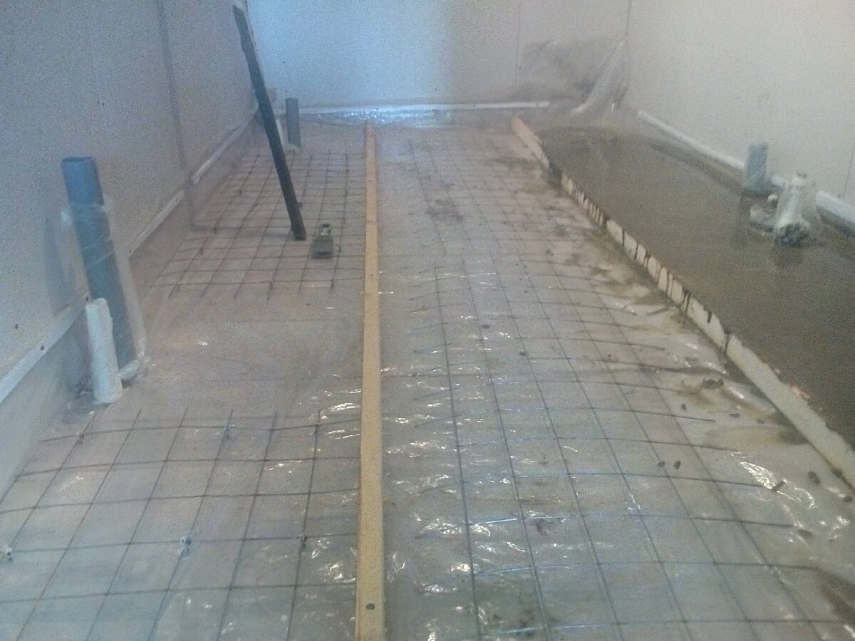 Начал заливать пол бетоном
