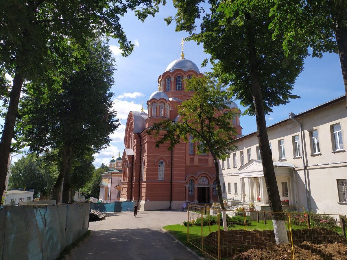 Монастырь в Хотькове. На территории сейчас ремонт. Лучше фоткать со стороны основной дороги и жд-моста.