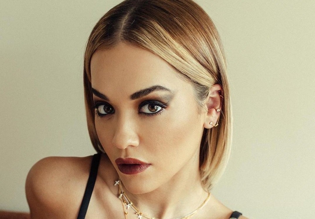 Накануне звезда сделала ряд фотографий и поделилась со своими поклонниками в Сети. На них она предстала в белоснежном бикини, которое больше напоминает простыни. Такая модель купальника прикрывает грудь лишь частично и даёт возможность самой хозяйке решать: обнажать или не обнажать.
