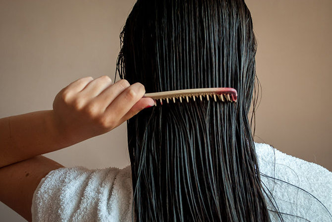 Говорят, что мокрые волосы расчесывать опасно из-за их хрупкости в этом состоянии. Но специалисты сообщают, что если покрыть влажные волосы кондиционером, то их прочесать не только можно, но и нужно, чтобы средство лучше распределилось. Просто с влажной шевелюрой манипуляции проделывают от концов к корням.

