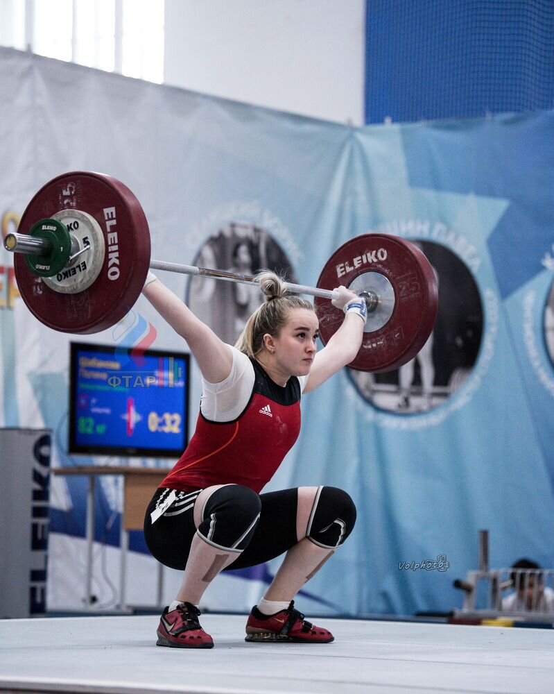 Полина Шабанова, МС
В Грозном продолжается чемпионат России по тяжелой атлетике среди мужчин и женщин. По итогам третьего дня соревнований Сергей Петров (МСМК) в весовой категории 73 кг завоевал три золотые медали в рывке, толчке и сумме двоеборья, его результат 325 кг (150+175), установил три рекорда России, тренер Карпов Вадим Михайлович.
Полина Шабанова (МС) в весовой категории 71 кг завоевала серебряную медаль в рывке и две бронзовые медали в толчке и сумме двоеборья, ее результат 187 кг (86+101), тренер Марченко Дмитрий Владимирович.
Оба спортсмена из города Новокузнецк, тренируются в ГБФСУ «СШОР Кузбасса по тяжелой атлетике».
Итого, за четыре дня соревнований в копилке сборной Кузбасса уже девять медалей. Пожелаем нашим спортсменам удачи.

Фото из сети Интернет
