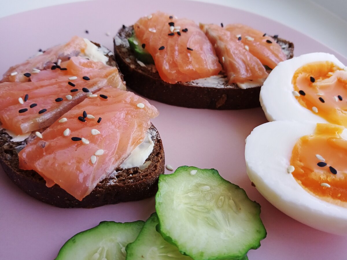 тосты с лососем 
