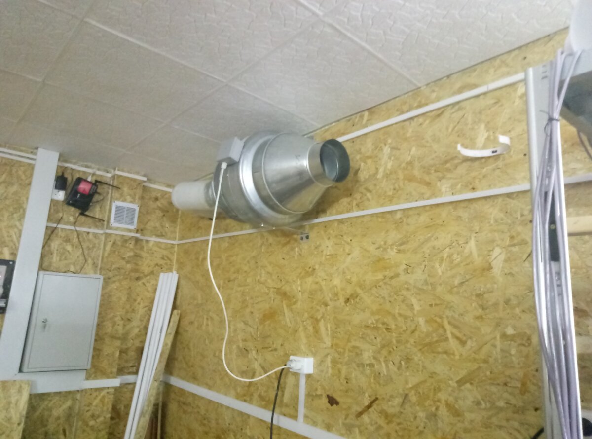 После нескольких вариантов, выбрал самый лютый способ сброса горячего воздуха на улицу