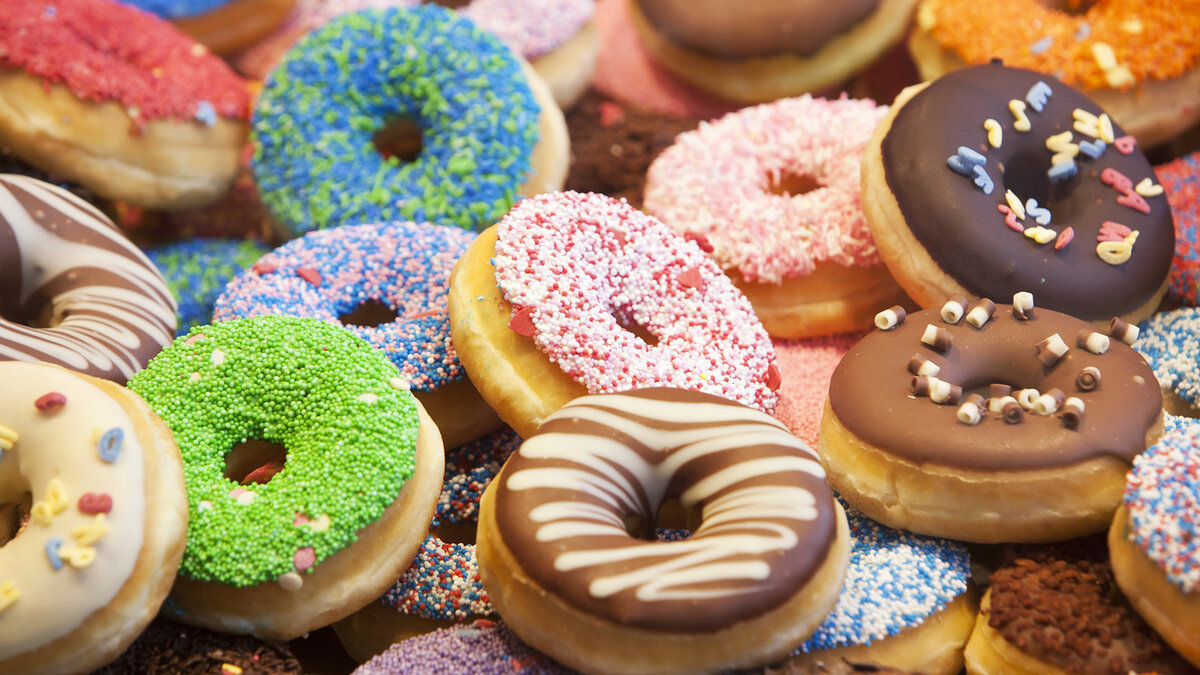 • Состав и полезные свойства пончика
Полезные свойства пончиков заключены в содержании в них витаминов В1, В2, В5, В6, В9, В12, РР, А, С, а также минералов – фосфора, натрия, магния, калия, кальция.