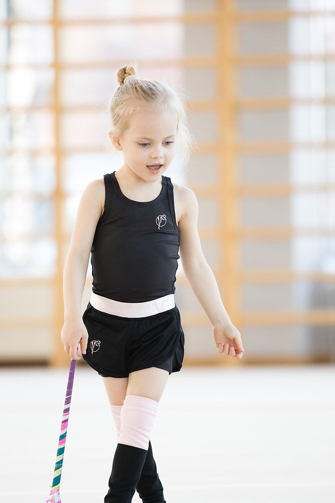 Виолетта - юная гимнастка и модель. 