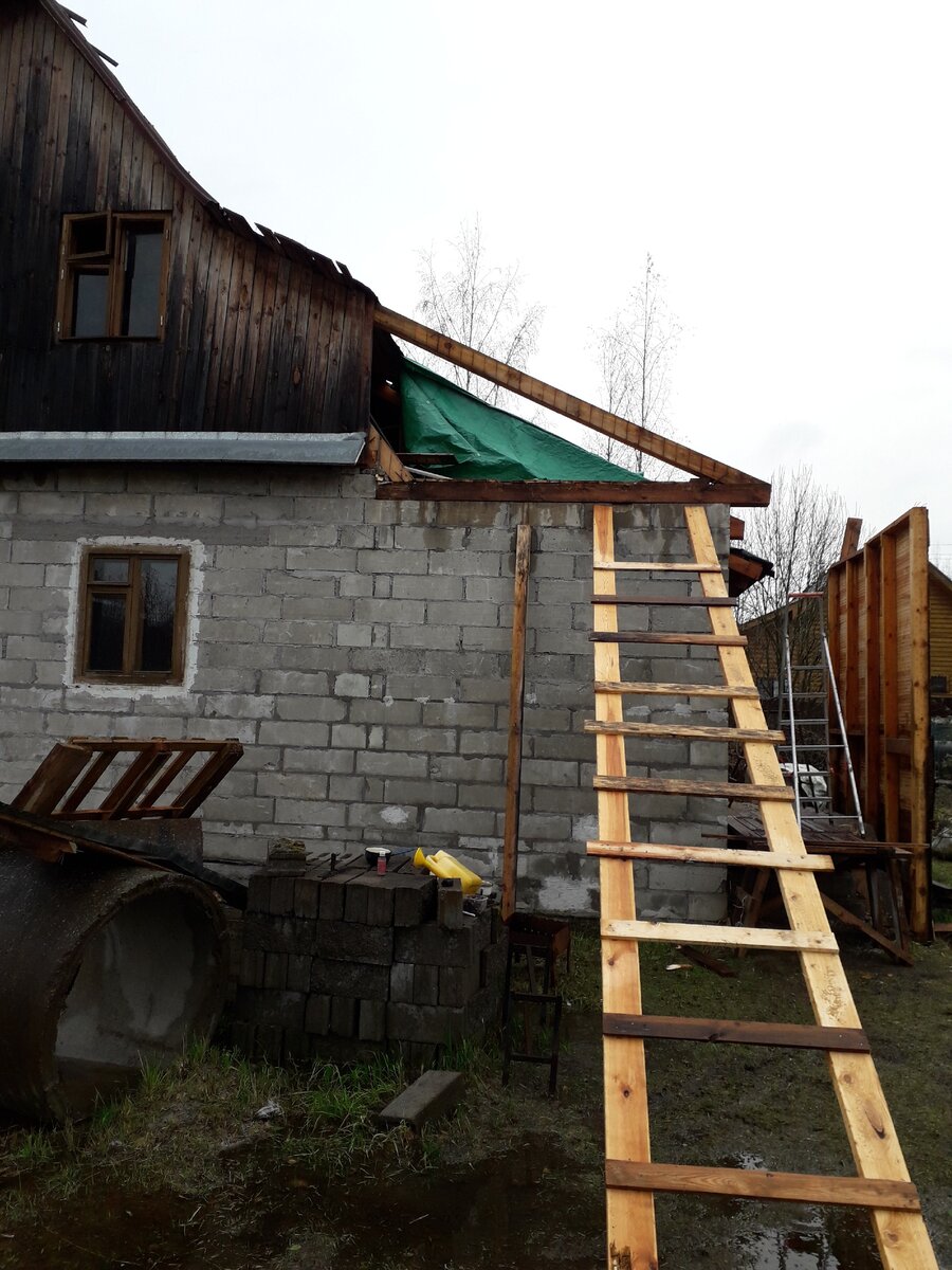 Убрал часть стропил, которые формировали крышу над пристройкой. Обрезал мауэрлат.