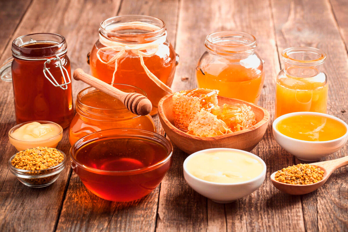 Мёд – это не только здоровая альтернатива сладостям, но и источник витаминов: A, B, C, D, E, и K, калий, кальций, магний, медь. Кроме того, мед обладает уникальной особенностью, создавать иммунитет к аллергенам. Небольшое количество мёда может помочь при аллергии, поскольку он вводит в организм небольшое количество пыльцы в организм.