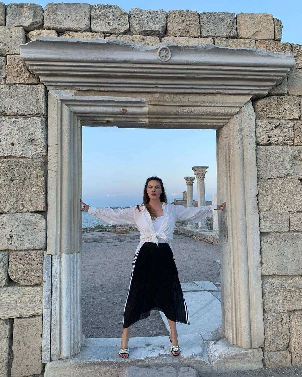 В Бодруме телеведущая разгуливала в одежде в молодежном стиле.