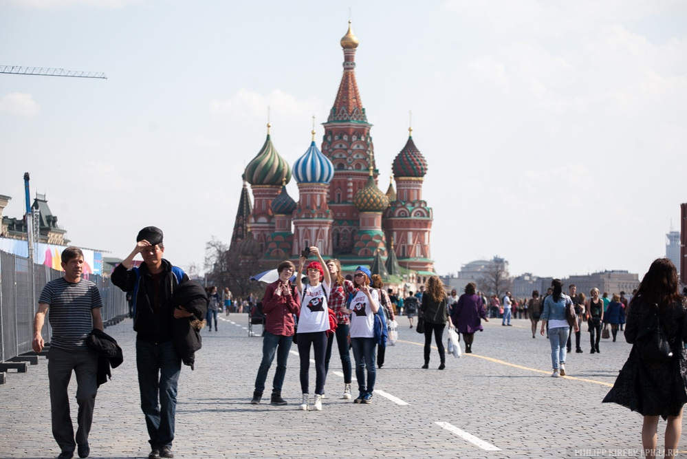 Где народ в москве. Люди на красной площади. Селфи на красной площади. Москва люди. Кремль фон.