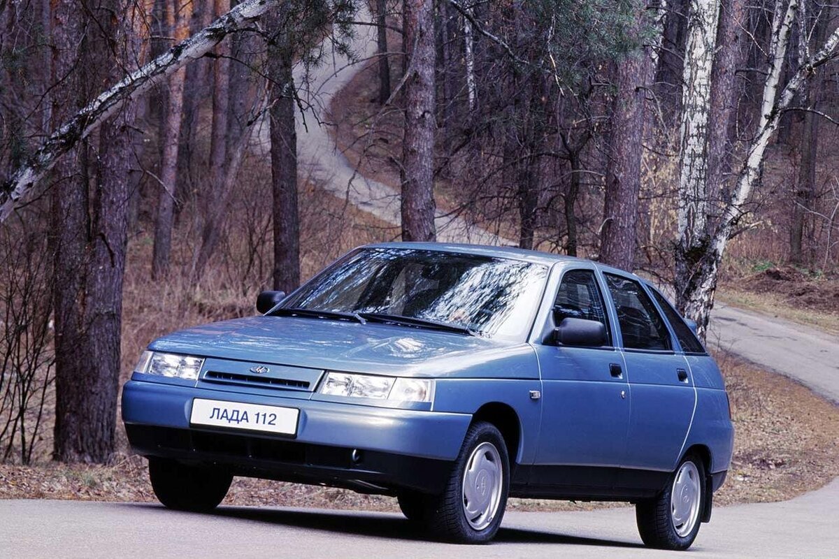 Рассмотрим хорошие варианты автомобилей в бюджете 100.000 рублей.
1. Mitsubishi Carisma
Компактная Carisma 1-го поколения станет отличным выбором за сто тысяч.-2