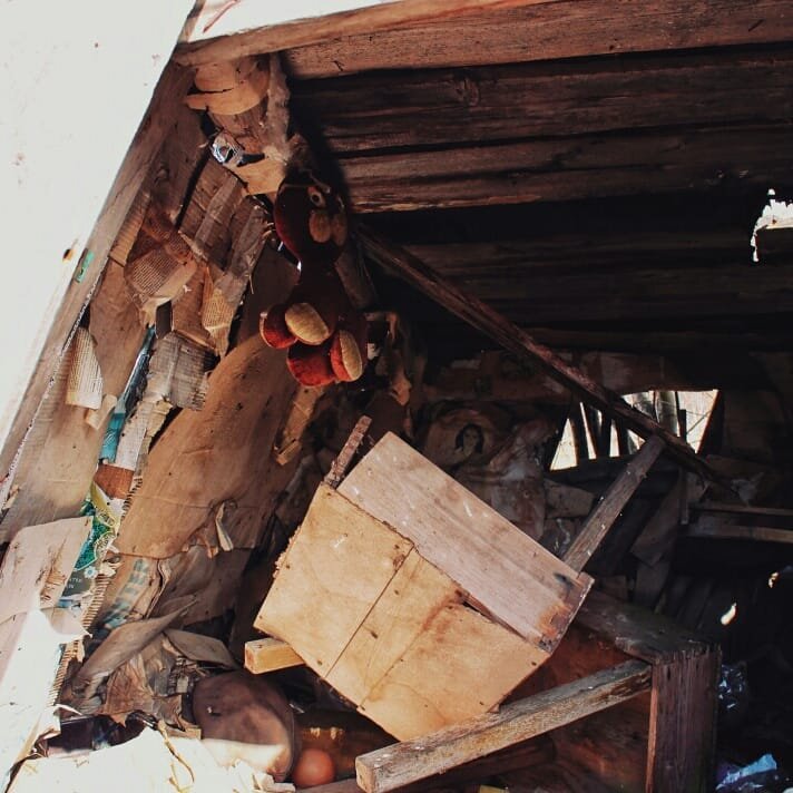 сарай на участке соседей.так вот в этих старых домах , как будто люди бежали от чего-то