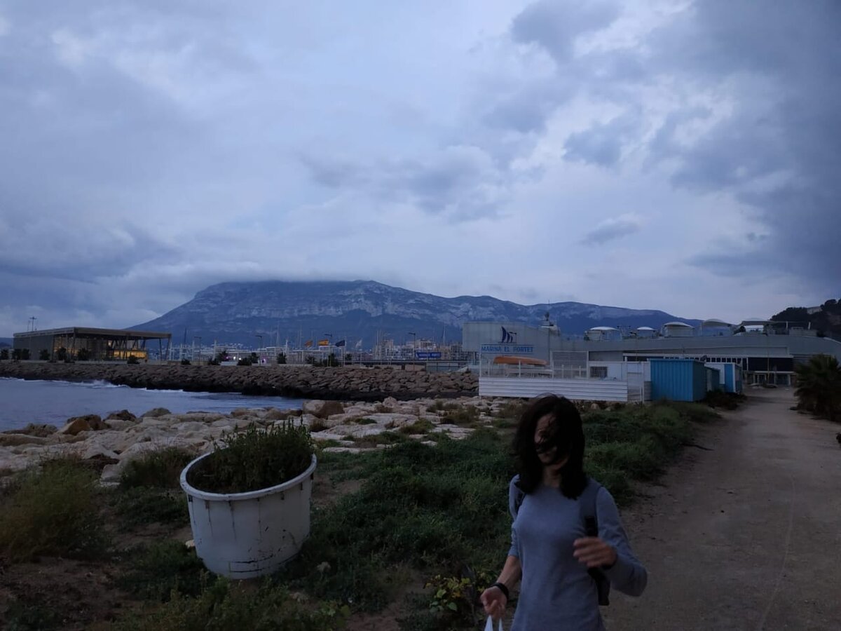 Такая погода в Дении осенью, это нормально. Нахожусь восле порта напротив замка. 