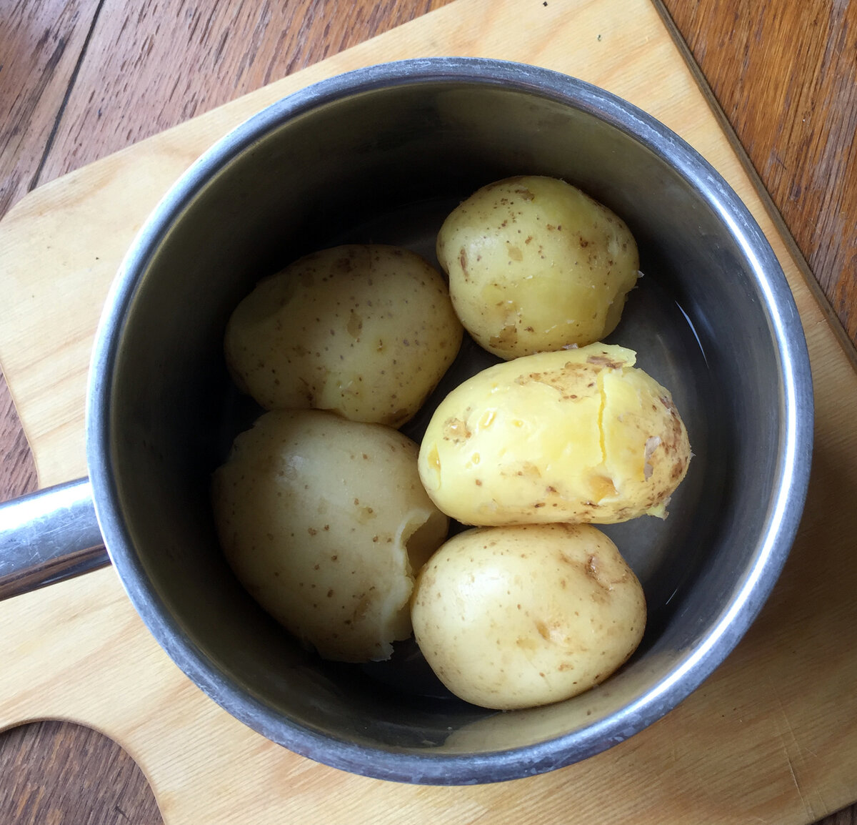 Купить замороженную картошку. Курица с картошкой. Нарисовать картошку с очищенной кожурой. Как приготовить мелкую картошку. Удалять глазки у картошки.