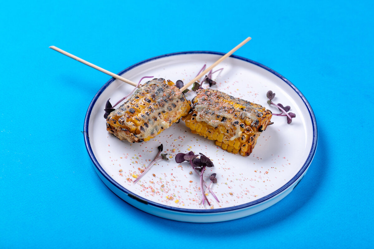 Шашлычки из кукурузы-гриль с горгонзолой в ресторане "Черетто Море"