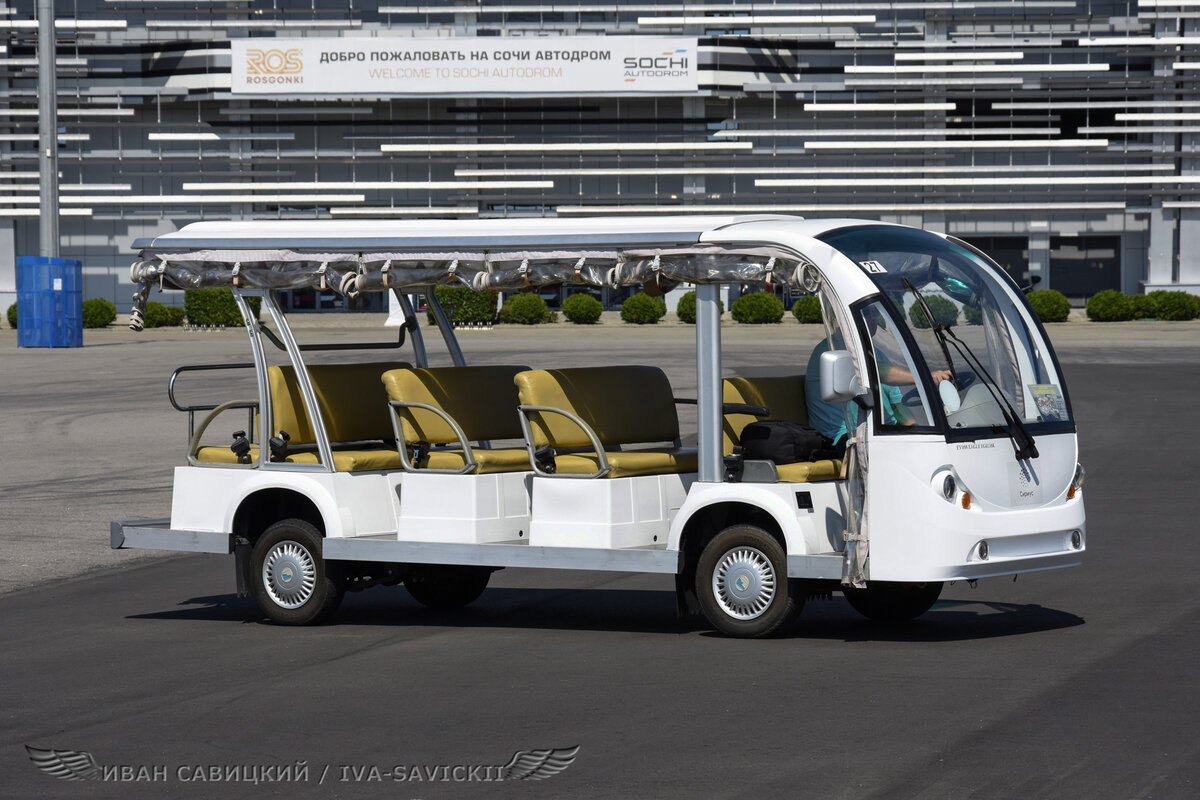 Электро-трансфер возит туристов по парку, 300 р, как мне сказали!