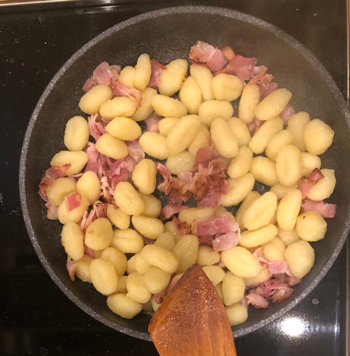 Обжарка ньокки и бекона