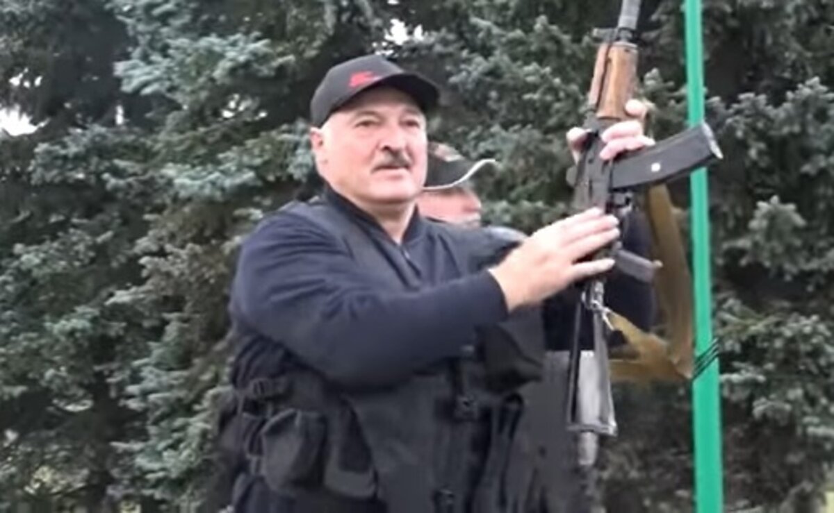 Американцы, сволочи, из космоса заметили, дали сигнал в центр, и люди разбежались как крысы.
