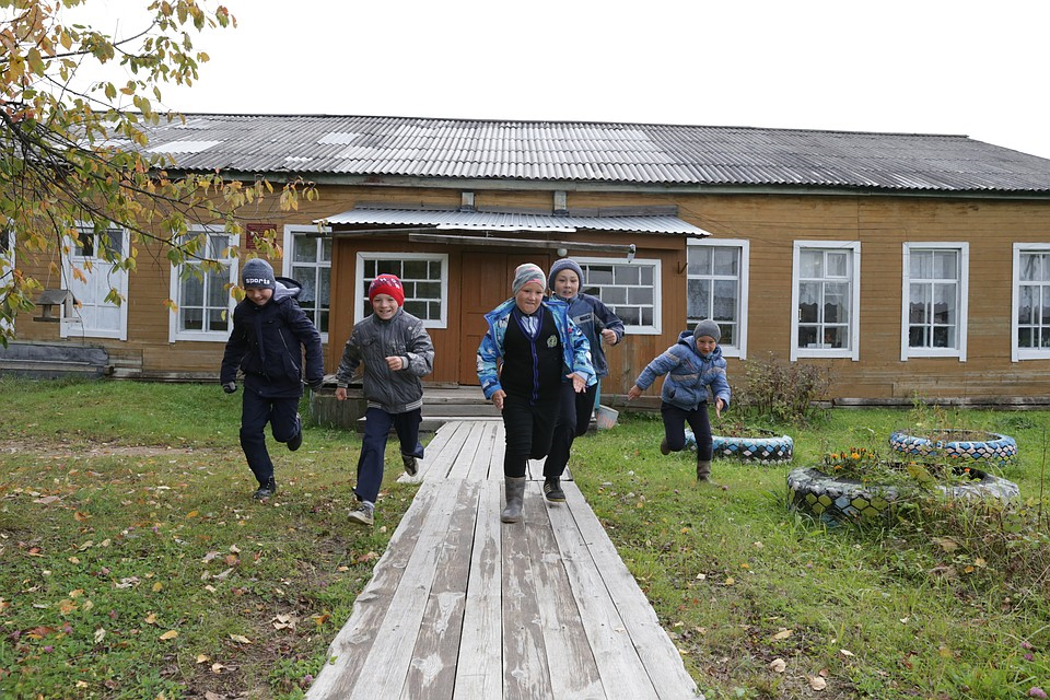 дерево школа. сельская школа. рахмановская школа переславский район. современная сельская школа. школа в селе.