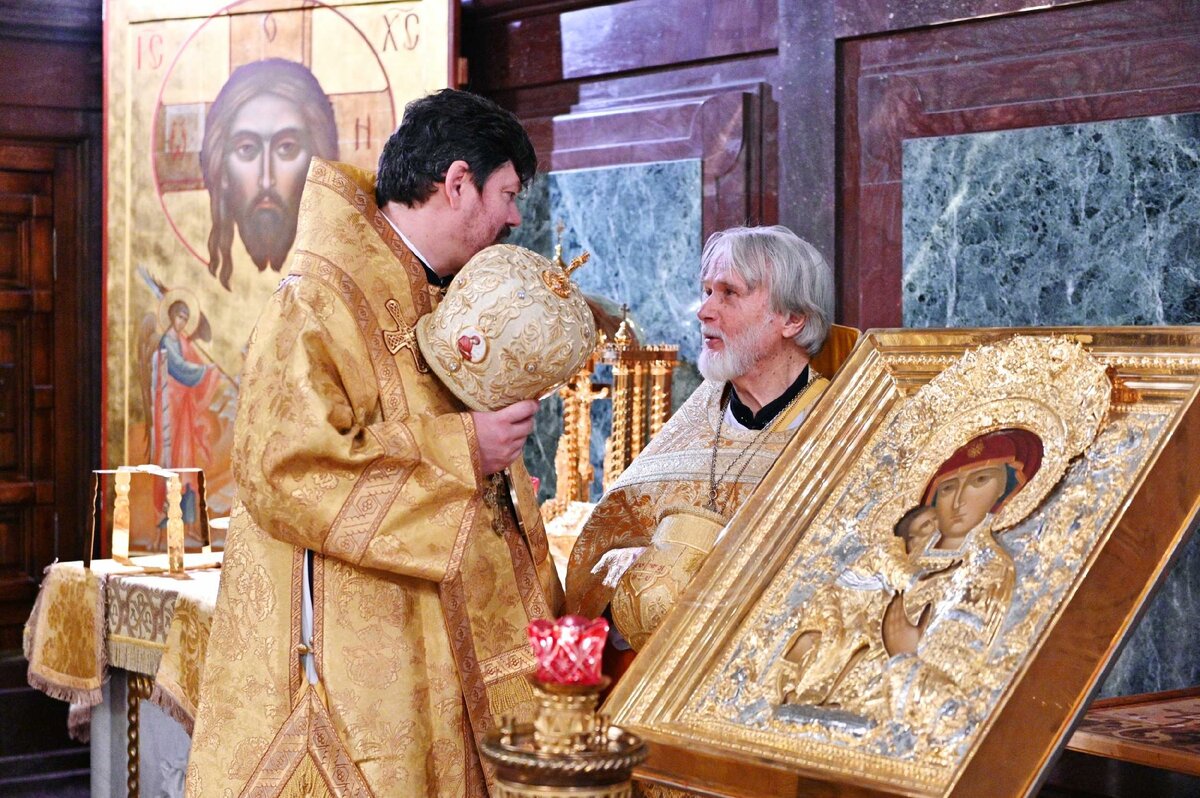 Среди святынь… Из архива сайта Патриарха Московского и Всея Руси.  https://foto.patriarchia.ru/news/torzhestva-po-sluchayu-prisoedineniya-arkhiepiskopii-zapadnoevropeyskikh-prikhodov-russkoy-traditsii-k-russkoy-pravoslavnoy-tserkvi-liturgiya-v-khrame-khrista-spasitelya-vruchenie-patriarshey-gramoty-2019-11-03/