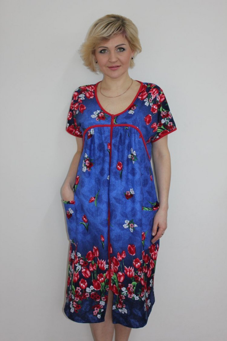 Красивая женщина в советском халате. /Фото: insantrik.ru