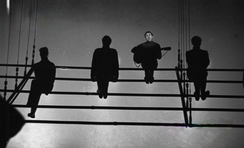 Берегите ваши лица на таганке. Театр на таганке в 60 актеры высоцкий. Много клиентов. Берегите ваши лица вознесенский. Покажите ваши лица.