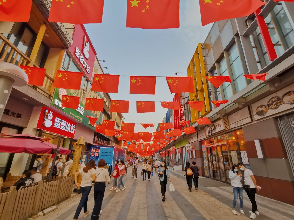 Улица вдоль торгового центра в Даляне