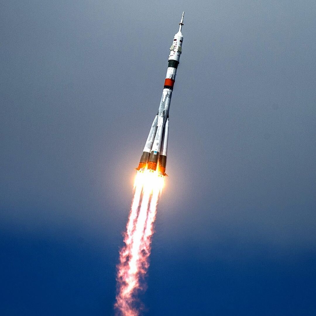 Корабль «Союз МС-17». На таком же в октябре 2021 года на низкую околоземную орбиту отправится российская съемочная группа