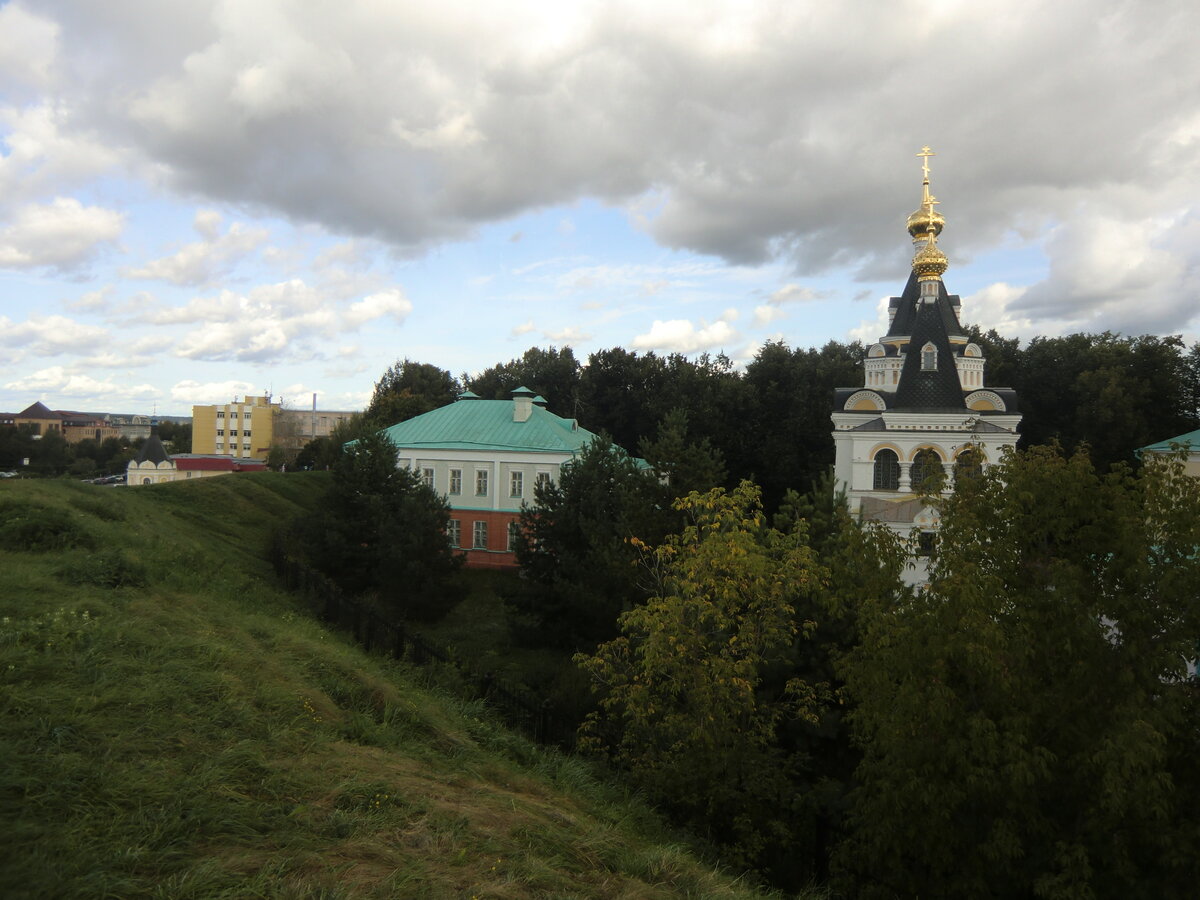Россия. Дмитровский кремль. Елизаветинская церковь