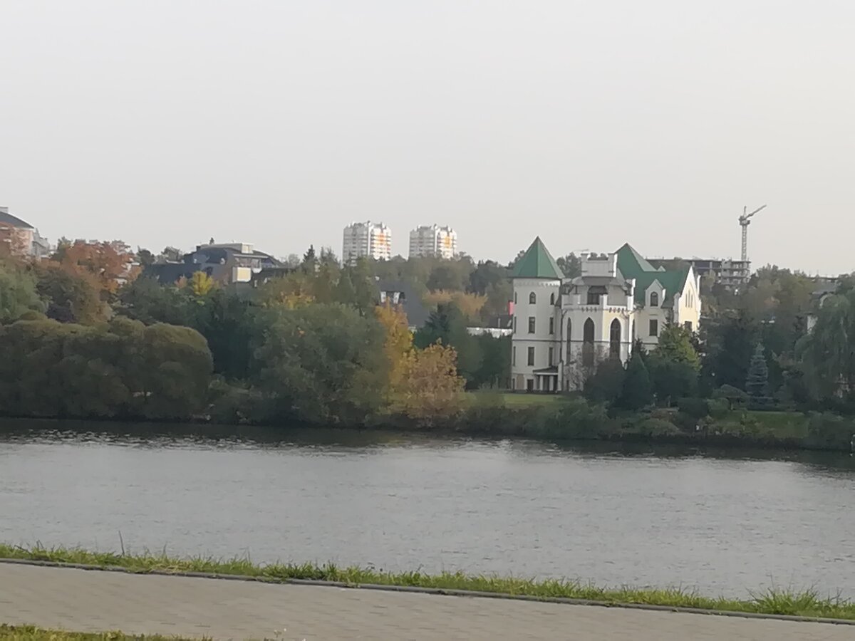 Дом в стиле замка. Павшинская пойма